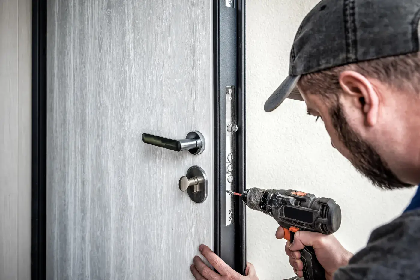 Pose d'un blindage sur une porte d'entrée dans un pavillon de Bondy (93140)